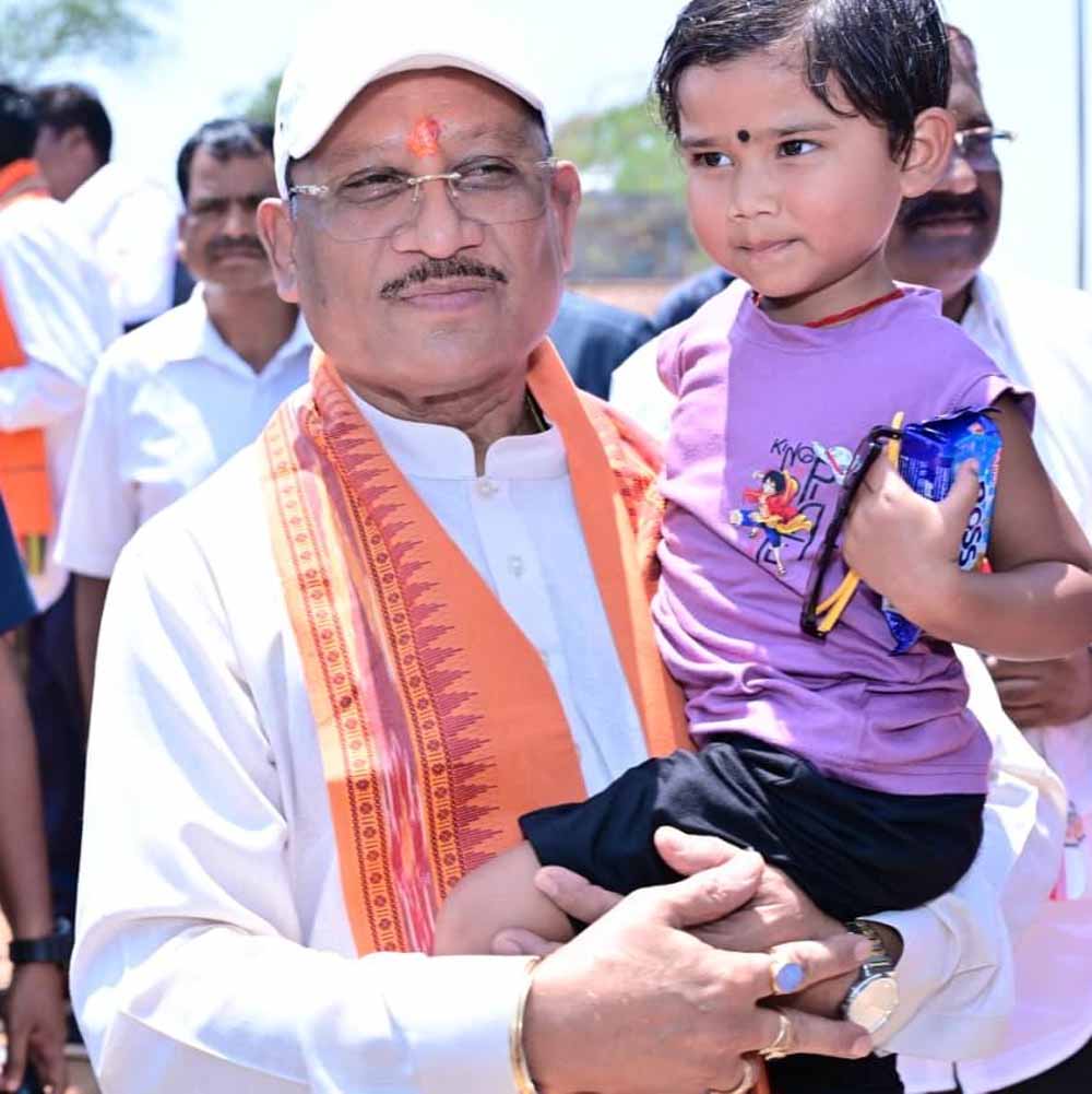 सादगी और अपनापन: बच्चों के साथ खेलते दिखे मुख्यमंत्री साय