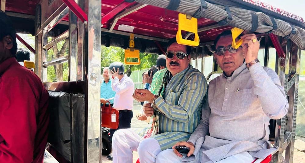 ई-रिक्शा से कैबिनेट बैठक में पहुंचे मंत्री टेटवाल और पंवार, दिया पर्यावरण संरक्षण का संदेश ई-रिक्शा से कैबिनेट बैठक में पहुंचे मंत्री टेटवाल और पंवार, दिया पर्यावरण संरक्षण का संदेश
