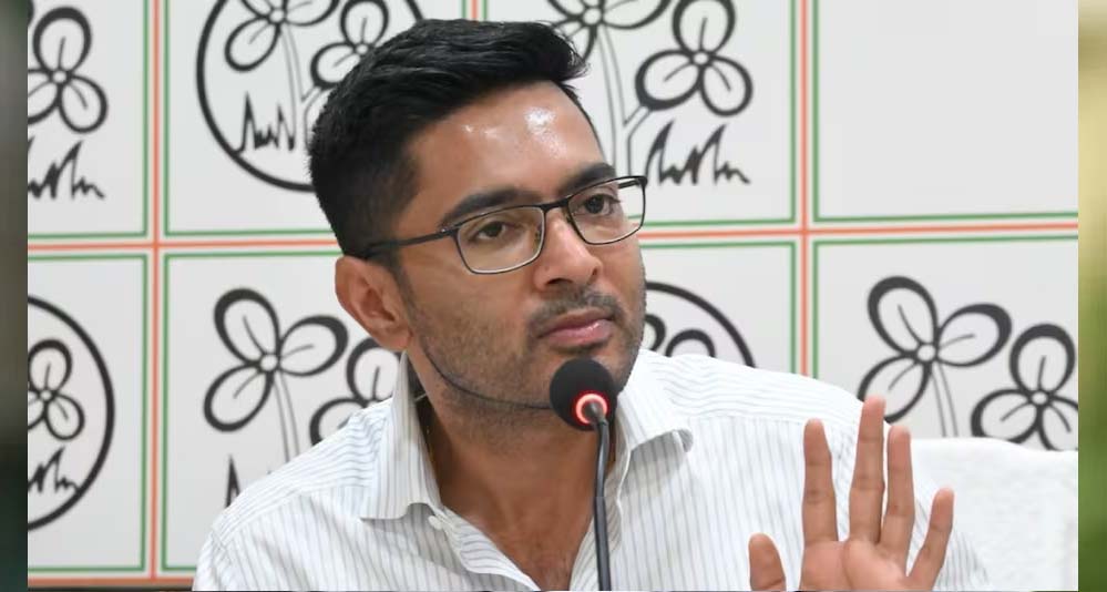 43 संपत्तियों के मामले में अभिषेक बनर्जी घिरे, नोटिस के बाद बढ़ी सियासी हलचल 43 संपत्तियों के मामले में अभिषेक बनर्जी घिरे, नोटिस के बाद बढ़ी सियासी हलचल