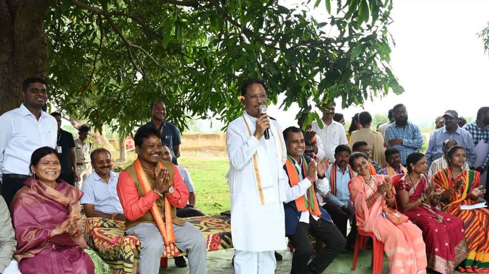 मुख्यमंत्री विष्णु देव साय ने तेंदूपत्ता संग्राहकों से किया आत्मीय संवाद, सुनी समस्याएं मुख्यमंत्री विष्णु देव साय ने तेंदूपत्ता संग्राहकों से किया आत्मीय संवाद, सुनी समस्याएं
