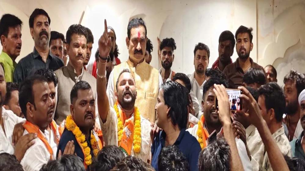 चुनावी माहौल में कांग्रेस कमजोर, युवा नेता समेत सैकड़ों कार्यकर्ताओं ने थामा BJP का दामन