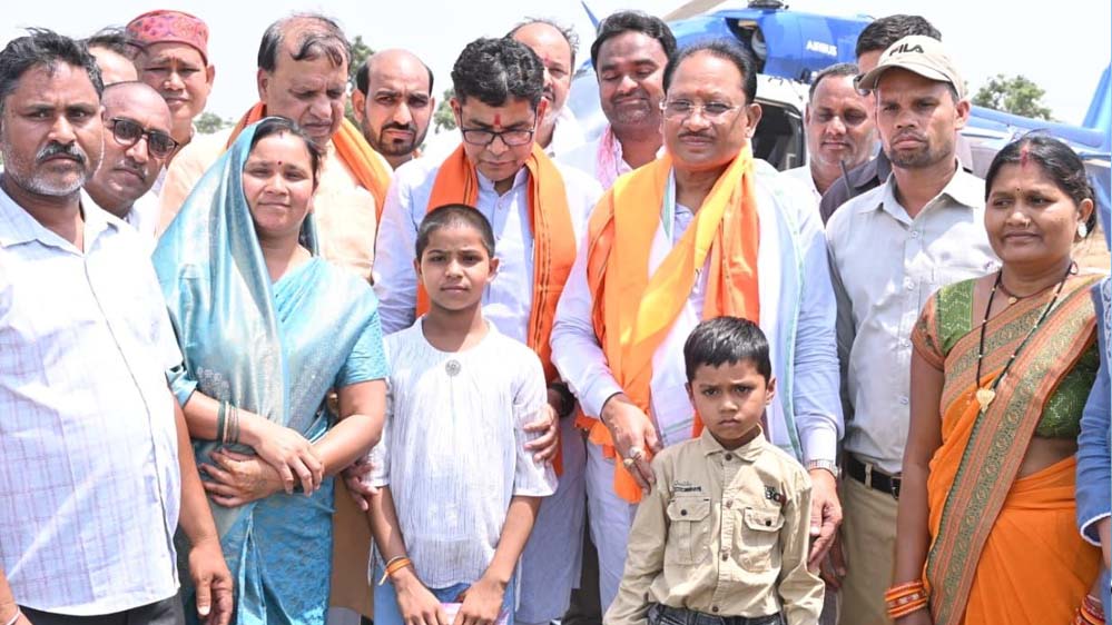 सुशासन तिहार में भावुक पल: मुख्यमंत्री से मिलकर बच्चों और अभिभावकों की आंखों में छलकी खुशी