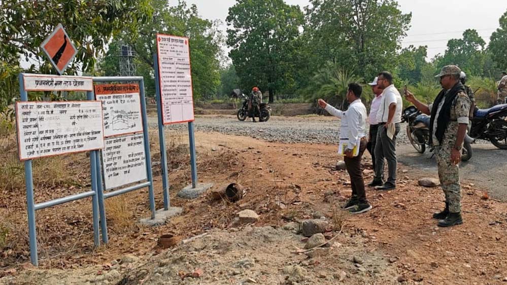 बाइक पर सवार होकर नक्सलियों के गढ़ रहे गांवों में पहुंचे कलेक्टर-सीईओ