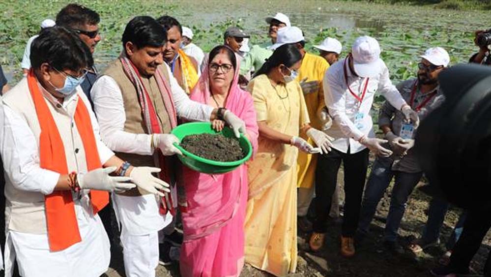 गंगा दशहरा पर CM डॉ. यादव ने किया श्रमदान, देवी सागर तालाब सफाई अभियान में लिया हिस्सा