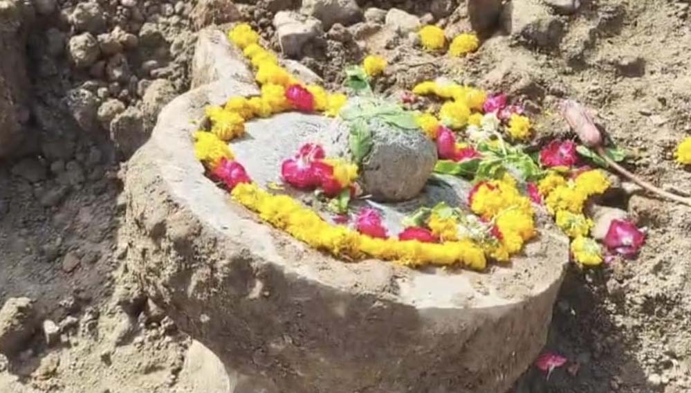महाकालेश्वर मंदिर में खुदाई के दौरान मिला नया शिवलिंग, गुफानुमा संरचना भी निकली