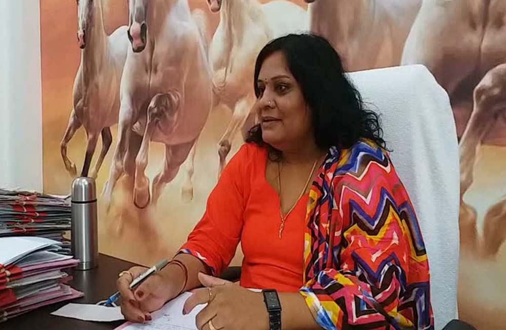 लक्ष्मी गामड़ की पोस्ट पर बवाल, 'सामने वाले को थप्पड़ मारने वाला असिस्टेंट' की मांग से हड़कंप
