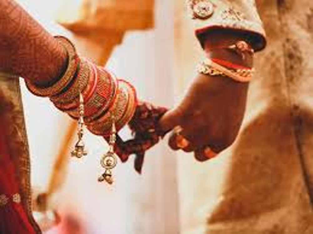 शादी में कितने फेरे? 7 नहीं, असल वैदिक परंपरा में 4 फेरे और सप्तपदी के 7 कदम
