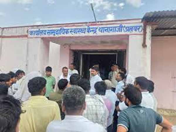 72 घंटे से भूख हड़ताल पर बैठे अरुण, रणवीर और राजवीर को प्रशासन ने अस्पताल में कराया भर्ती 72 घंटे से भूख हड़ताल पर बैठे अरुण, रणवीर और राजवीर को प्रशासन ने अस्पताल में कराया भर्ती