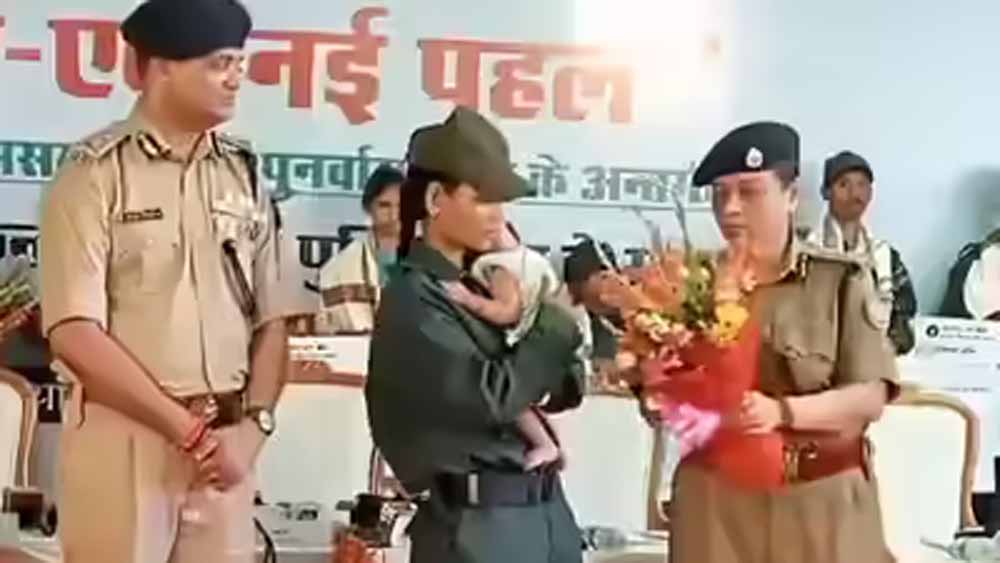 चाईबासा में नक्सल मोर्चे पर बड़ा झटका, इनामी नक्सलियों समेत कई ने किया आत्मसमर्पण