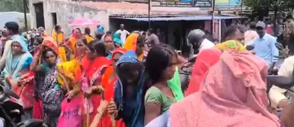 धनबाद में अवैध खनन के खिलाफ ग्रामीणों का प्रदर्शन, पुलिस-ग्रामीणों में बहस