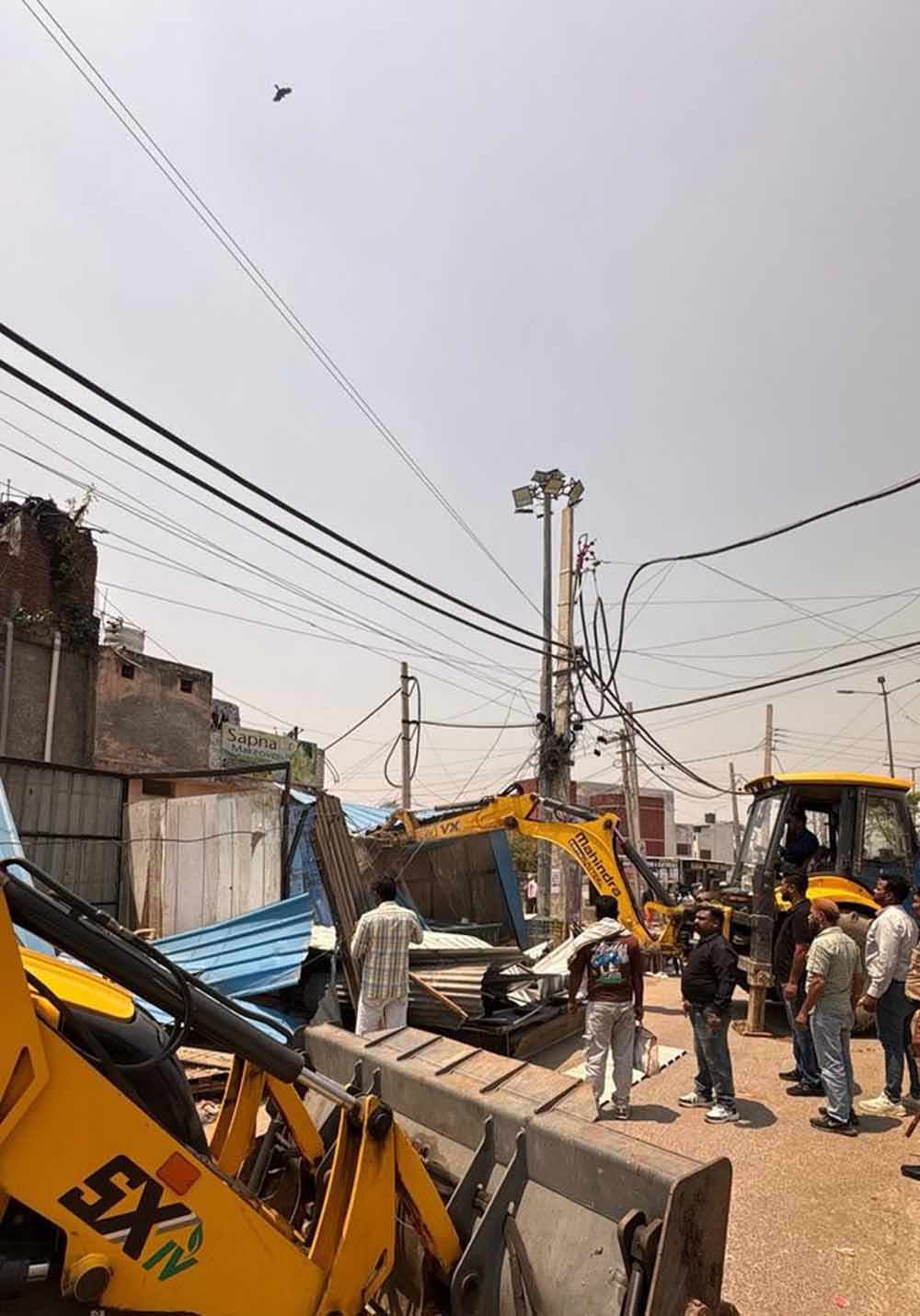 नगर परिषद की कार्रवाई से हंगामा, दुकानदारों ने मुआवजे की मांग की