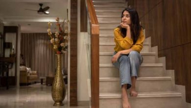 वास्तु शास्त्र: घर की सीढ़ियों पर क्यों नहीं बैठना चाहिए? जानें इसके पीछे की मान्यताएं और असर