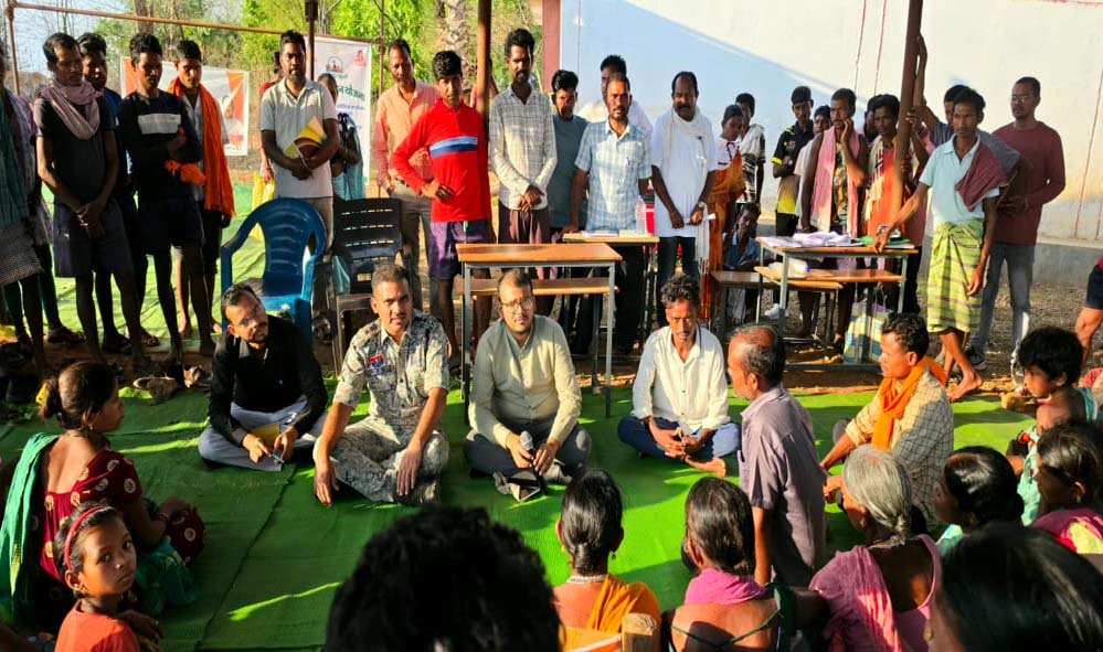 कलेक्टर और एसपी ने मोटरसाइकिल से तय किया दुर्गम पहाड़ी सफर, सुशासन का संदेश कलेक्टर और एसपी ने मोटरसाइकिल से तय किया दुर्गम पहाड़ी सफर, सुशासन का संदेश