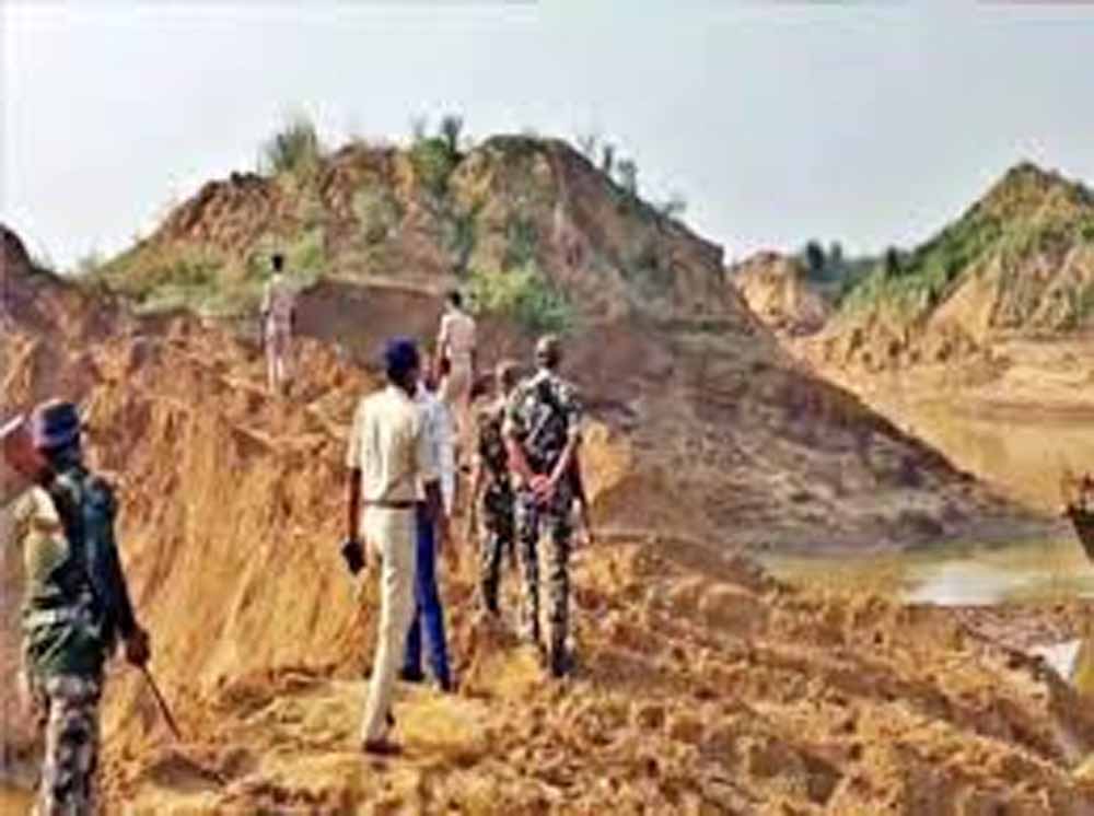 एनटीपीसी क्षेत्र में रातभर चला अवैध खनन, 15 फीट गहरे गड्ढे मिले एनटीपीसी क्षेत्र में रातभर चला अवैध खनन, 15 फीट गहरे गड्ढे मिले