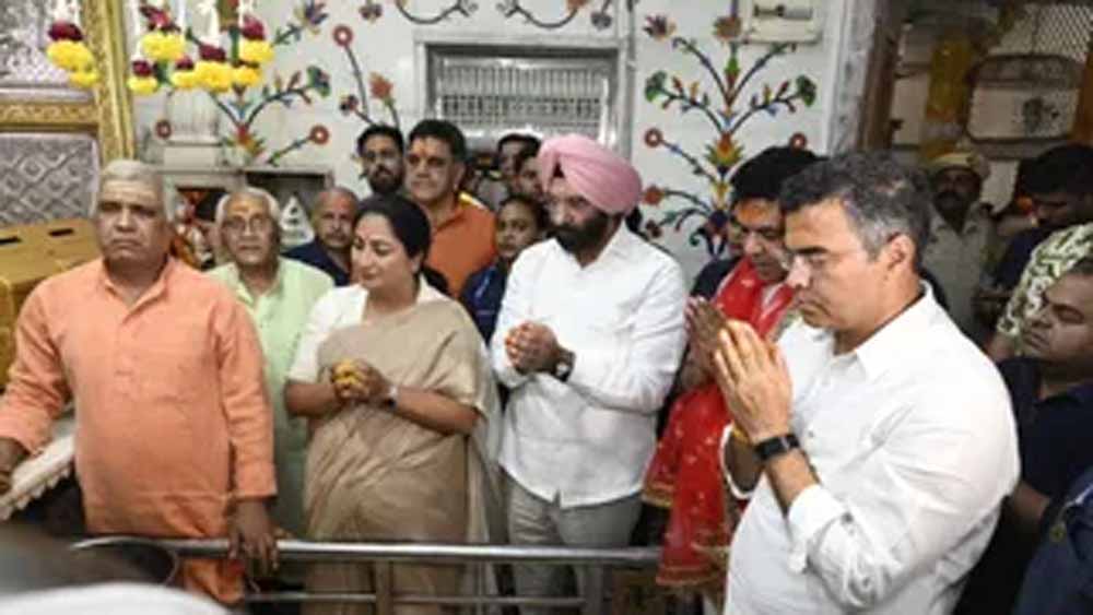 चांदनी चौक मंदिर में पूजा-अर्चना, ‘हर हर महादेव’ के जयकारों से गूंजा वातावरण चांदनी चौक मंदिर में पूजा-अर्चना, ‘हर हर महादेव’ के जयकारों से गूंजा वातावरण