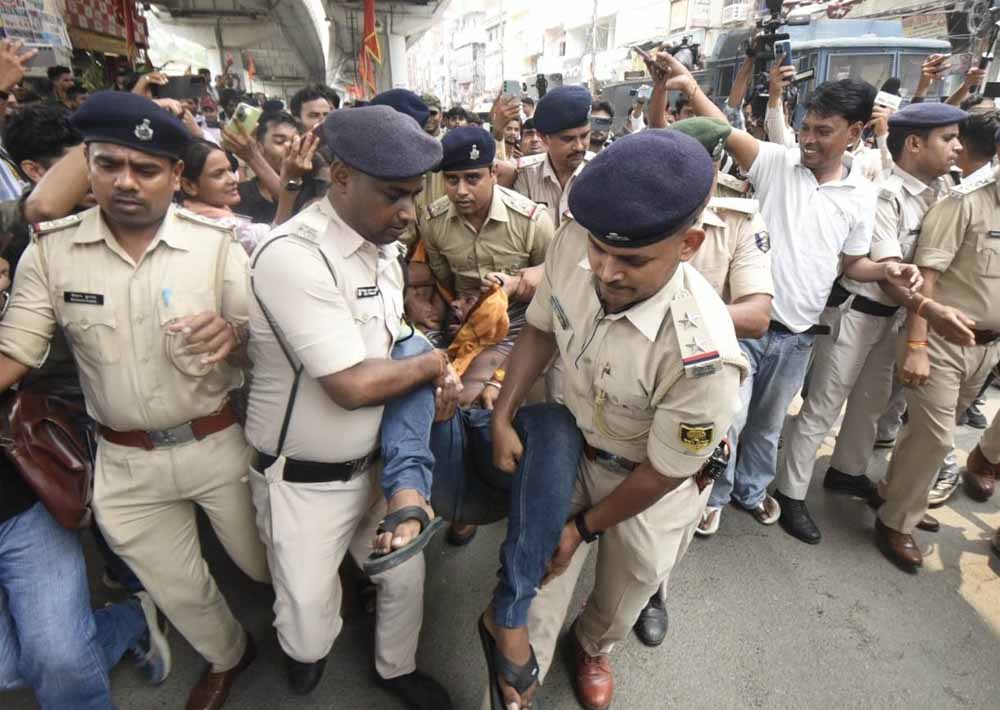 TRE-4 को लेकर पटना में बवाल, प्रदर्शन कर रहे कई छात्र पुलिस हिरासत में लिए गए