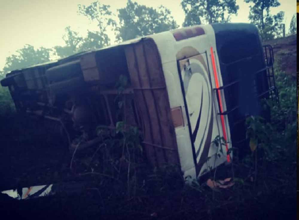 तेज रफ्तार बनी काल! जगदलपुर हाईवे पर बस हादसे में एक की मौत, कई यात्री जख्मी
