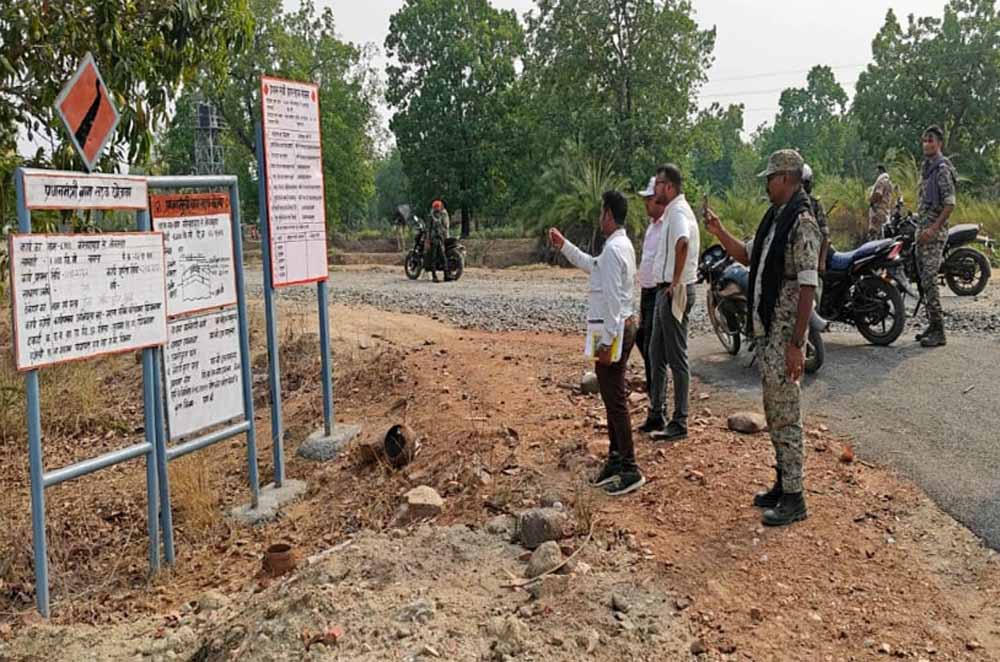 बाइक पर सवार होकर नक्सलियों के गढ़ रहे गांवों में पहुंचे कलेक्टर-सीईओ