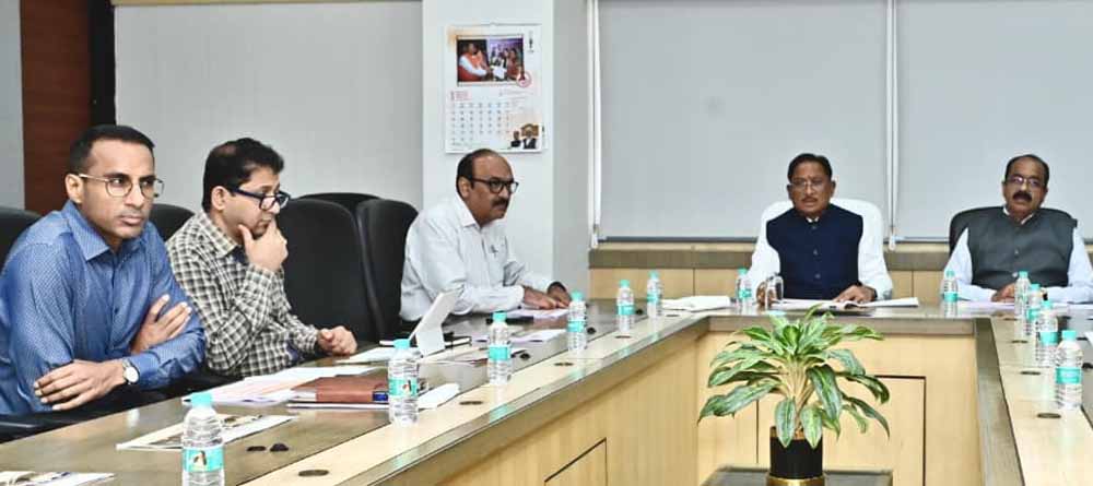 बैठक में गरजे CM साय: अधूरी रिपोर्ट पर PWD अधिकारी को लगाई कड़ी फटकार बैठक में गरजे CM साय: अधूरी रिपोर्ट पर PWD अधिकारी को लगाई कड़ी फटकार