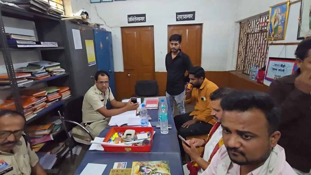 थाने में कबाड़ माफिया की खातिरदारी पर बवाल, वायरल फोटो ने उठाए सवाल