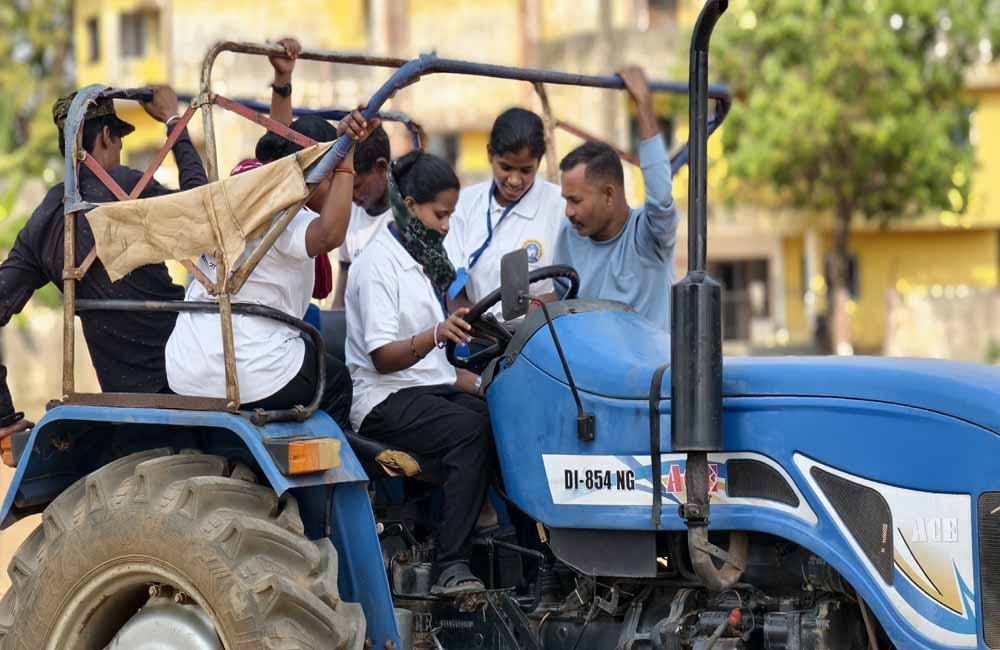 जहां मोबाइल और दस्तावेज रखना था मना, उसी अबूझमाड़ से पहली बार लाइसेंस के लिए पहुंचे ग्रामीण