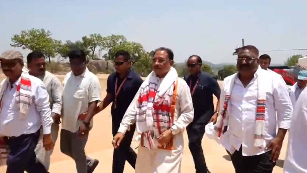 CM साय का जमीनी जुड़ाव: चंदागढ़ में निर्माणाधीन घर में ईंट जोड़कर दिया प्रेरणा संदेश