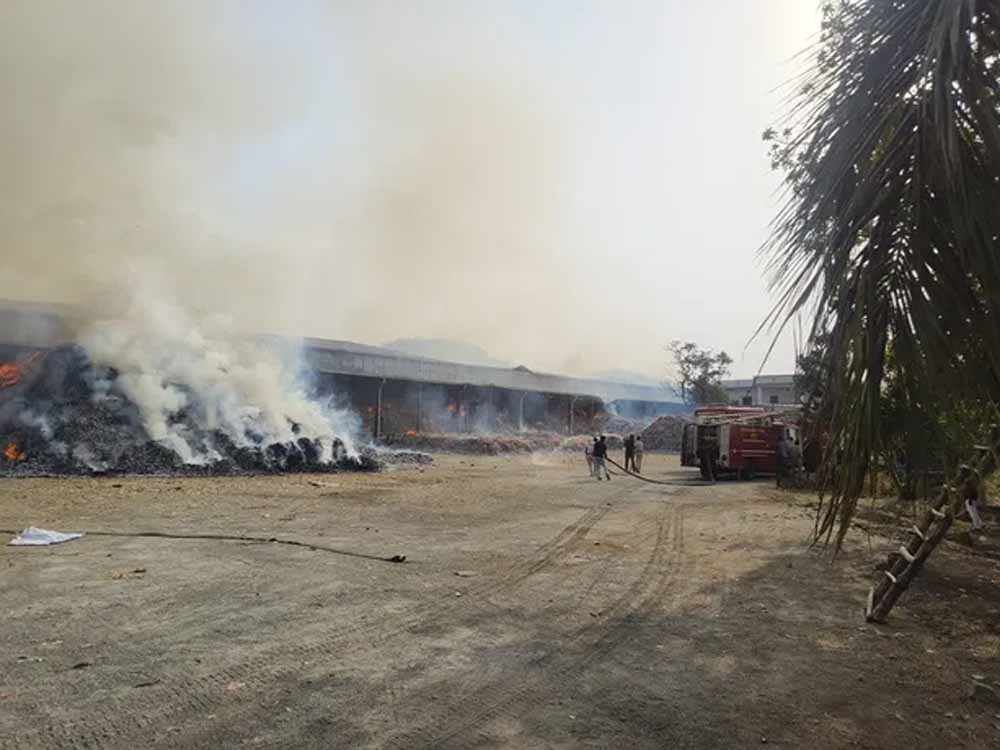 तेंदूपत्ता गोदाम में फिर लगी आग, जगदलपुर में दमकल की 2 गाड़ियों ने संभाला मोर्चा