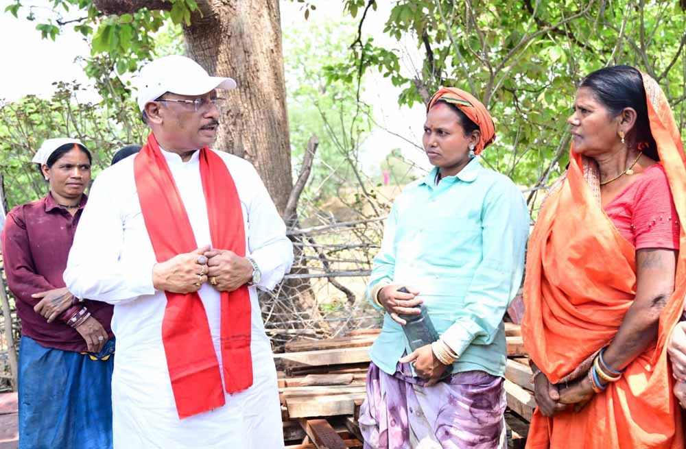 निर्माणाधीन पंचायत भवन में भोजन के साथ साथ मुख्यमंत्री साय लेते रहे योजनाओं का फीडबैक निर्माणाधीन पंचायत भवन में भोजन के साथ साथ मुख्यमंत्री साय लेते रहे योजनाओं का फीडबैक