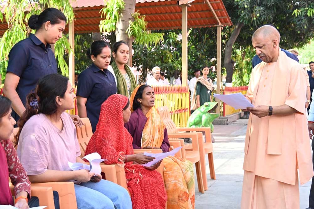 जनता दर्शन में 200 लोगों की समस्याएं सुनीं सीएम योगी ने