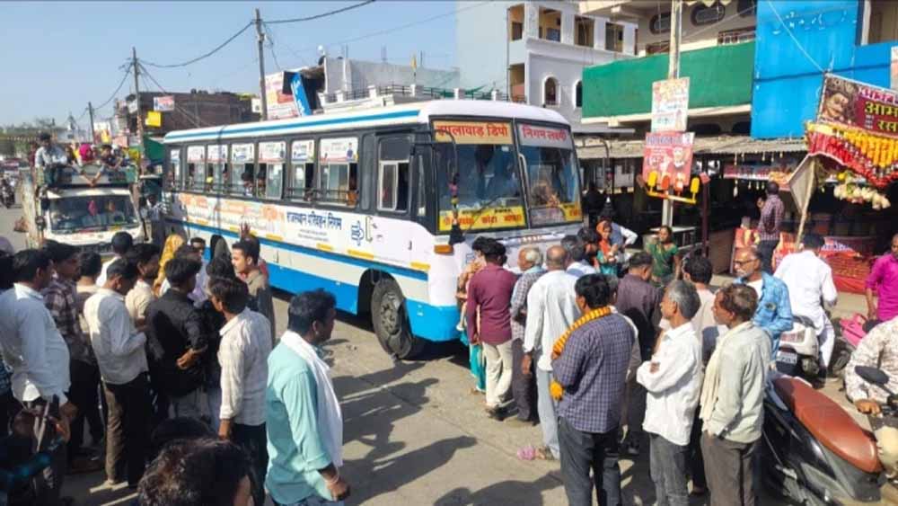 40 किलो अनाज नहीं मिला तो भड़का मजदूर, राजगढ़ में बस रोककर किया प्रदर्शन