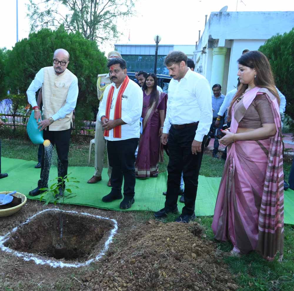 राज्यपालरमेन डेका ने किया पौधरोपण, कवर्धा कलेक्ट्रेट परिसर में रोपा आम का पौधा, पर्यावरण संरक्षण का दिया संदेश