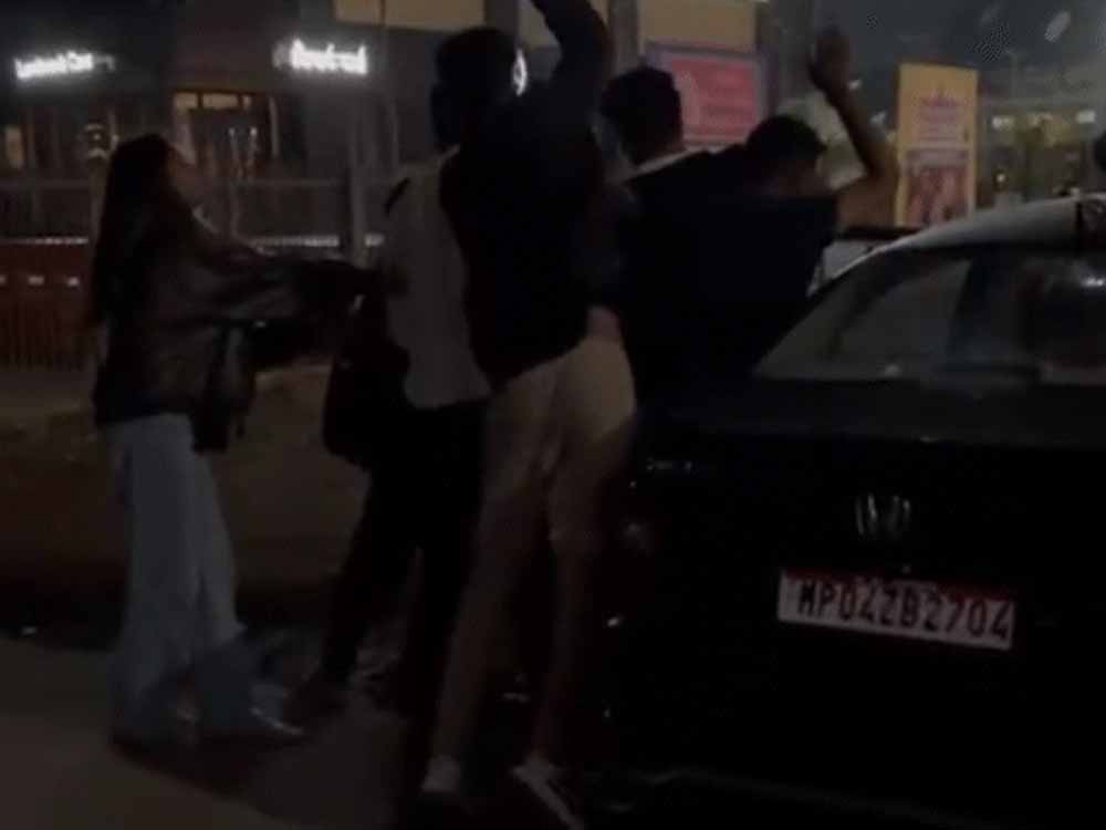 पार्टी के बाद सड़क पर मचा हड़कंप! भोपाल में कार ने लोगों और वाहनों को रौंदा