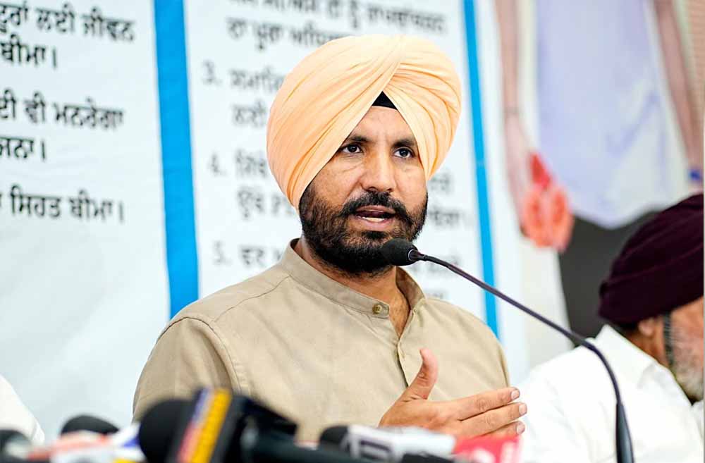 तेल कीमतों के विरोध में राजा वड़िंग का अलग अंदाज, बैलगाड़ी से पहुंचे मतदान केंद्र