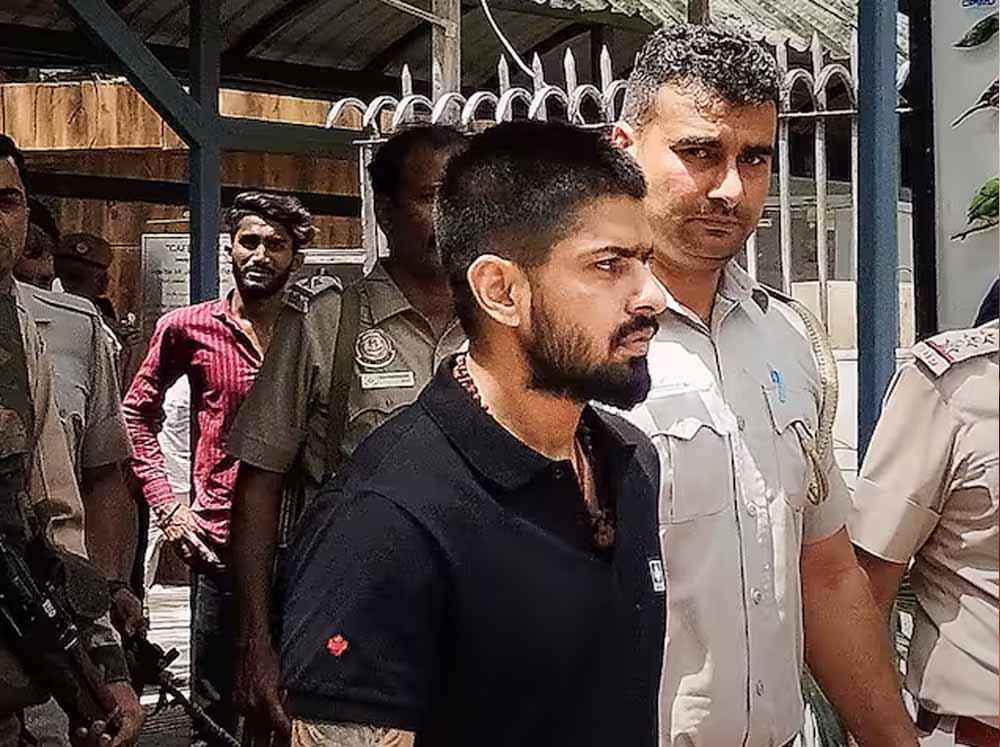 पुलिस और गैंगस्टर गठजोड़ का बड़ा खुलासा, पूर्व DSP ने लॉरेंस बिश्नोई को भेजा खास तोहफा पुलिस और गैंगस्टर गठजोड़ का बड़ा खुलासा, पूर्व DSP ने लॉरेंस बिश्नोई को भेजा खास तोहफा