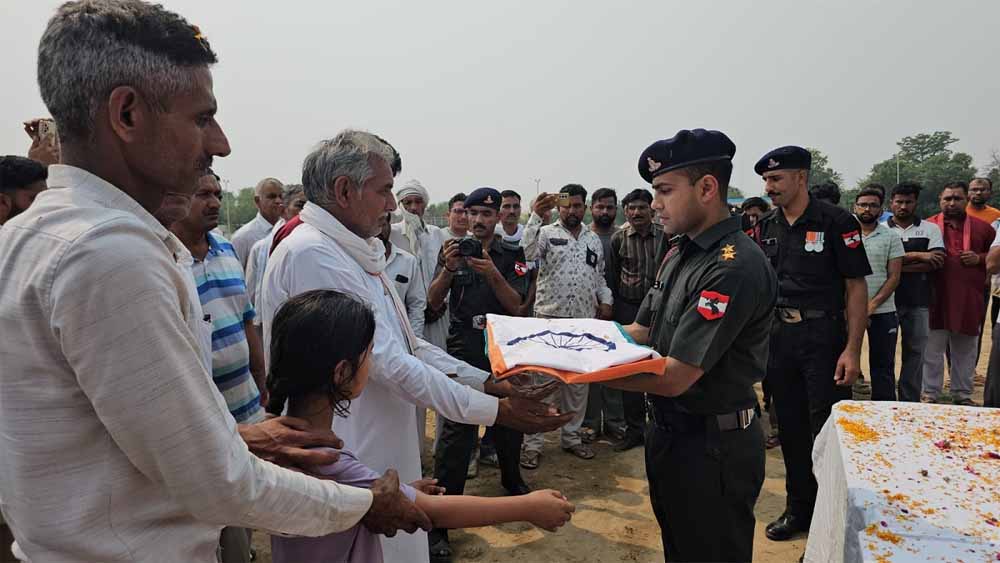 शहीद नायक विजय कुमार को नम आंखों से विदाई, अंतिम दर्शन में उमड़ी भीड़