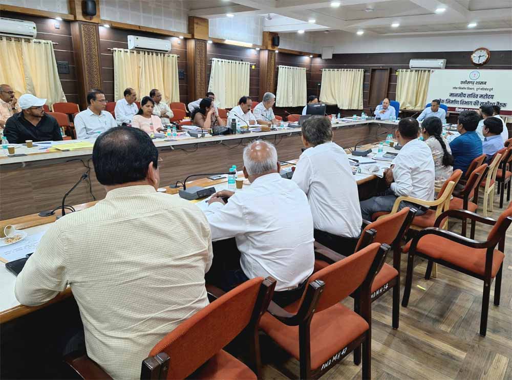 लोक निर्माण विभाग के सचिव ने निर्माणाधीन कार्यों का निरीक्षण कर कार्यों की प्रगति की समीक्षा की
