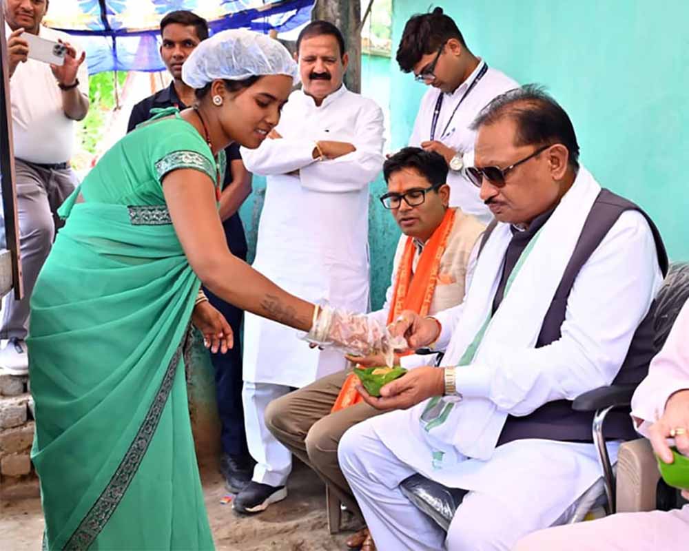 मुख्यमंत्री विष्णुदेव साय ने लेमरू में मंजू बहन के स्टॉल पर चखा गुपचुप, आत्मीय संवाद में जानी सफलता की कहानी