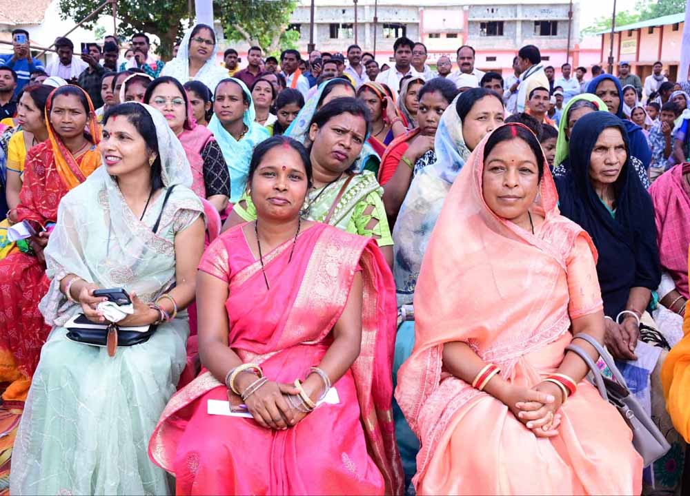 खाट में बैठकर ग्रामीणों से किया संवाद: सुनी समस्याएं, समाधान के दिए निर्देश