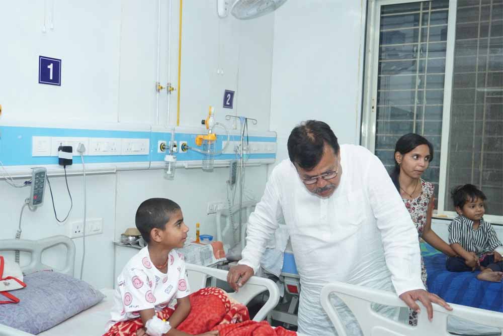रात में एक्शन मोड में दिखे ऊर्जा मंत्री तोमर, अस्पताल और बिजली केंद्रों का किया निरीक्षण