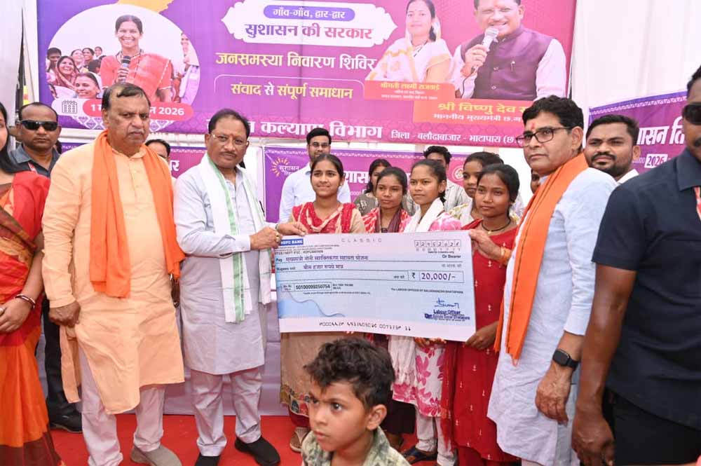 विभिन्न योजनाओं के हितग्राहियों से किया संवाद