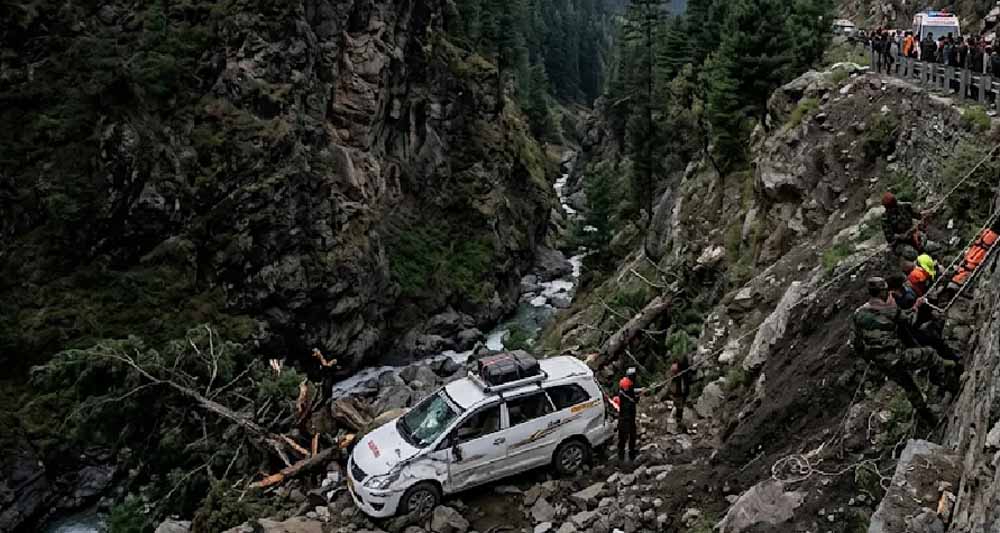 पहलगाम घूमने गए पर्यटकों की कार हादसे का शिकार, दो लोगों ने गंवाई जान