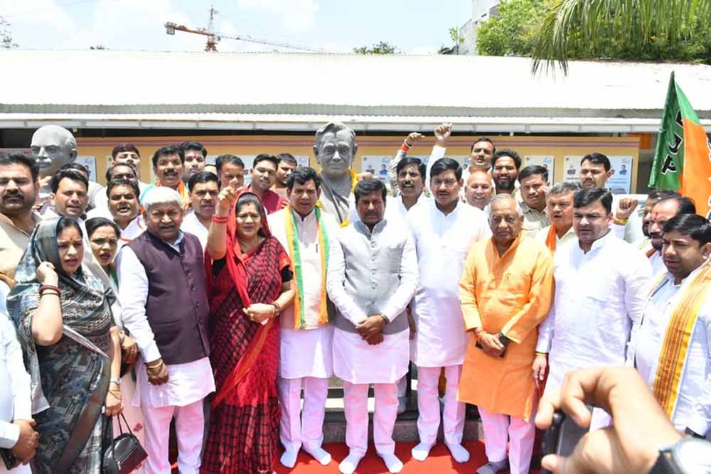 मध्यप्रदेश राज्य पशुधन एवं कुक्कुट विकास निगम के अध्यक्ष केशव सिंह बघेल ने किया पदभार ग्रहण