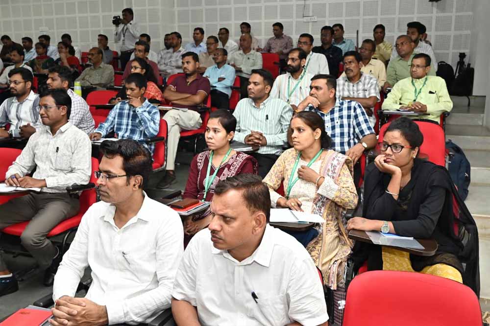 चरणबद्ध प्रशिक्षण सम्पन्न शासकीय कार्यों में दक्षता एवं उत्पादकता बढ़ाने पर विशेष जोर