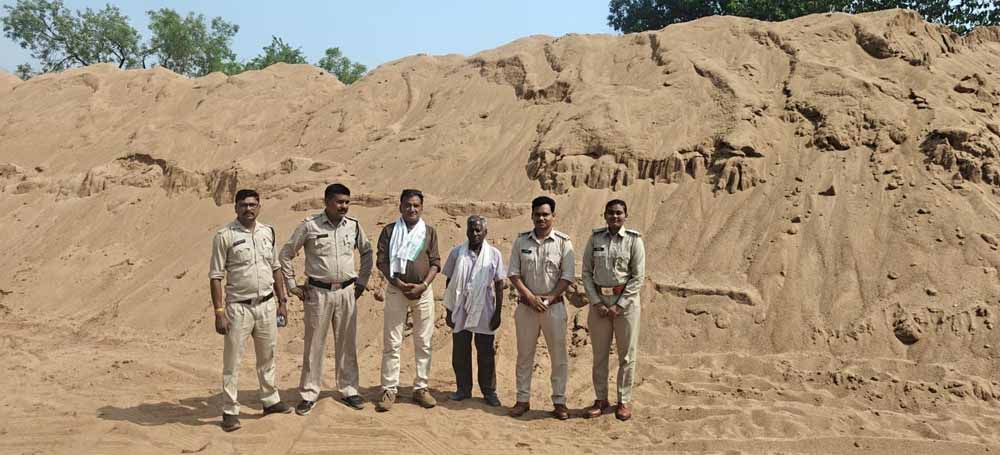 गोबरानवापारा में रेत के अवैध उत्खनन-भण्डारण पर खनिज विभाग की बड़ी कार्रवाई, 2 पोकलेन जब्त-सील