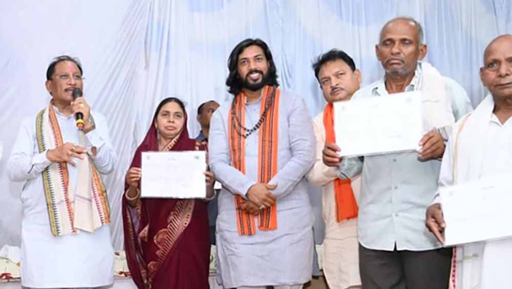 स्वामित्व योजना के पट्टे वितरित कर ग्रामीणों को दिया वैधानिक अधिकार, बिहान समूह की महिलाओं से आजीविका गतिविधियों की ली जानकारी