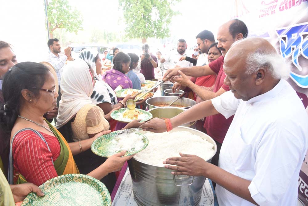 श्रमिक के बिना कोई कार्य सफल नहीं: सांसद चिंतामणि महाराज श्रमिक के बिना कोई कार्य सफल नहीं: सांसद चिंतामणि महाराज