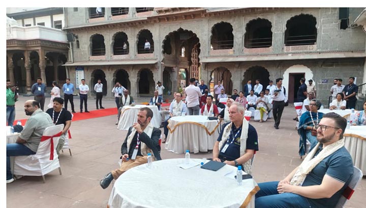 विदेशी प्रतिनिधियों ने देखा इंदौर का ऐतिहासिक वैभव, BRICS सम्मेलन के दौरान होलकर इतिहास से हुए रूबरू विदेशी प्रतिनिधियों ने देखा इंदौर का ऐतिहासिक वैभव, BRICS सम्मेलन के दौरान होलकर इतिहास से हुए रूबरू