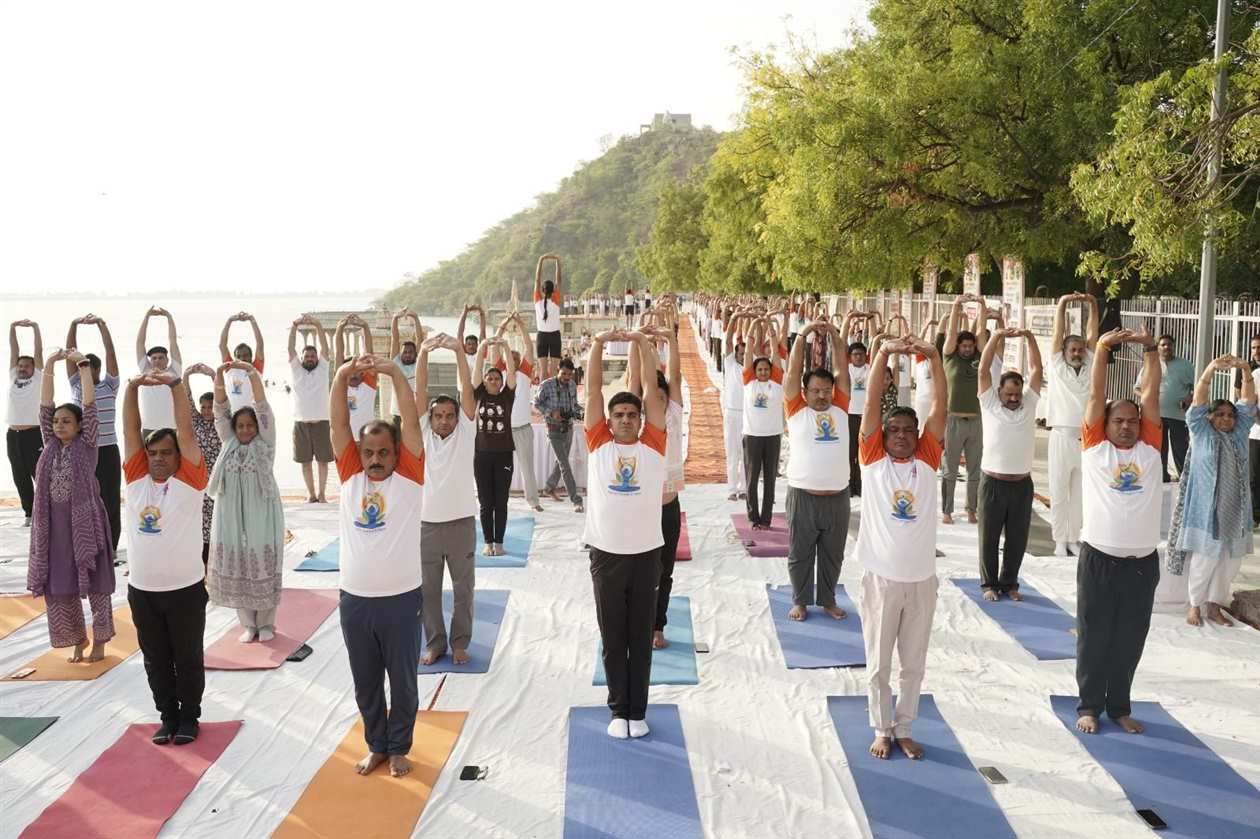 नौ चौकी पाल पर अंतरराष्ट्रीय योग दिवस का आयोजन, जनप्रतिनिधियों और हजारों नागरिकों की भागीदारी