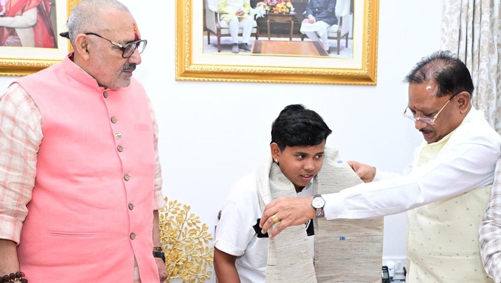 श्रीलंका दौरे के लिए भारतीय अंडर-19 महिला टीम की उपकप्तान बनीं महक नरवासे, CM विष्णु देव साय ने किया सम्मानित