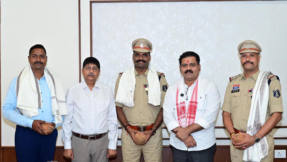 शौर्य चक्र से सम्मानित वीर जवानों से मिले उपमुख्यमंत्री विजय शर्मा, किया सम्मान और उत्साहवर्धन